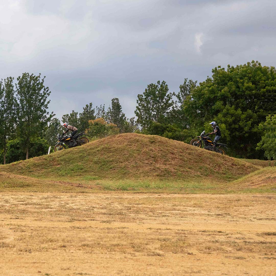 Test your learnings on the motocross tracks. Ride the bumps and slopes with guidance from expert professionals. 